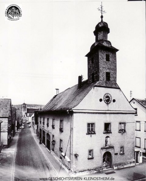 Das Foto zeigt die alte Kleinostheimer Kirche im Zustand von 1955 kurz nach dem oben erwähnten Umbau.