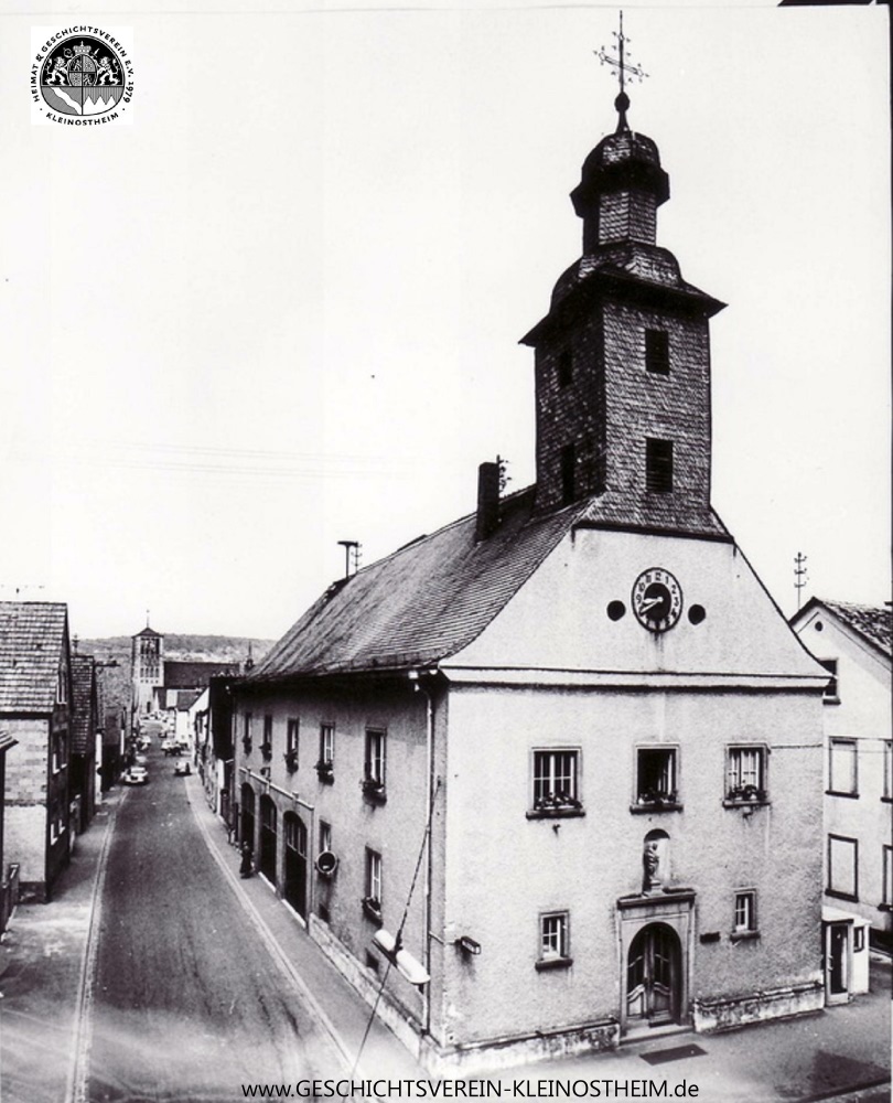 Das Foto zeigt die alte Kleinostheimer Kirche im Zustand von 1955 kurz nach dem oben erwähnten Umbau.