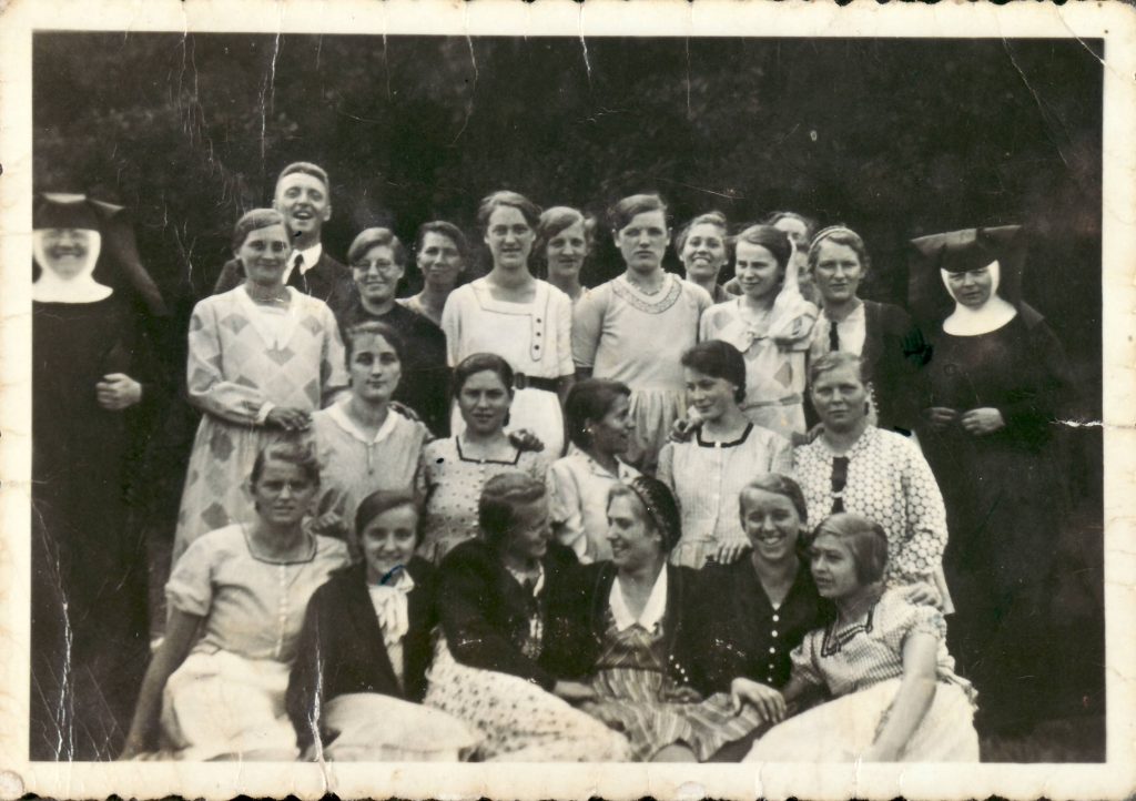 Pfarrer Hepp mit Mädchen des Marienvereins, der Oberin und der Schwester Herunda von den Dillinger Franziskanerinnen um 1930