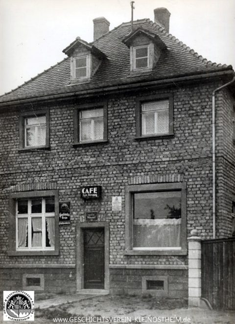 Ältere Kleinostheimer werden sich noch an das „Café Jack“ in der Aschaffenburger Straße erinnern. Gegründet in der ersten Hälfte der 30er Jahre von Jakob Herzog wurde das Café nach dem abgekürzten Vornamen des Besitzers (Jak.) Café Jack genannt. Etwa um 1947 wurde das Lokal geschlossen.