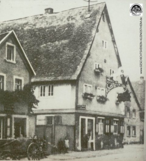 Wir sehen ein Bild des oben erwähnten Gasthauses zum weißen Roß aus dem Jahr 1910. Gastwirt war zu dieser Zeit August Johann Stolzenberger.