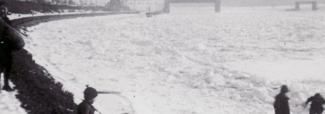 Das Winterbild vom 19.Februar 1929 zeigt den zugefrorenen Main in der Nähe der alten Schleuse, ein in den letzten Jahrzehnten sehr selten gewordenes Bild.