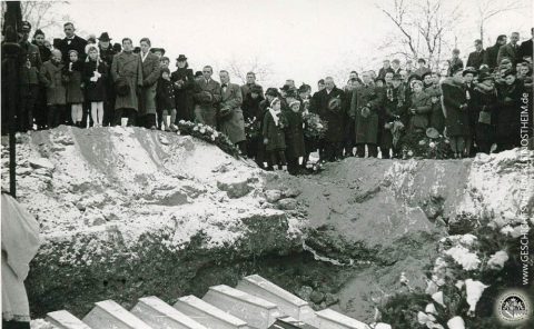 Das Foto zeigt die Beerdigung der Opfer des Bombenangriffs vom 21. Januar 1945. Die Toten wurden in einem Massengrab auf dem Friedhof beigesetzt.