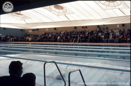 Das Foto zeigt die Einweihung des Vitamars am 18. April 1975. Gut ist das damalige Zeltdach zu erkennen. Zum damaligen Zeitpunkt war es etwas völlig Neues: Ein Hallenbad mit einem 50-Meter-Sport-Becken in ein Freibad umzuwandeln, und das innerhalb von weniger als 15 Minuten: in Deutschland war dies einmalig.