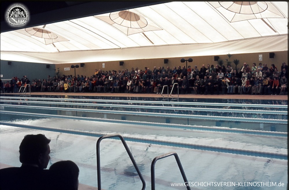 Das Foto zeigt die Einweihung des Vitamars am 18. April 1975. Gut ist das damalige Zeltdach zu erkennen. Zum damaligen Zeitpunkt war es etwas völlig Neues: Ein Hallenbad mit einem 50-Meter-Sport-Becken in ein Freibad umzuwandeln, und das innerhalb von weniger als 15 Minuten: in Deutschland war dies einmalig.