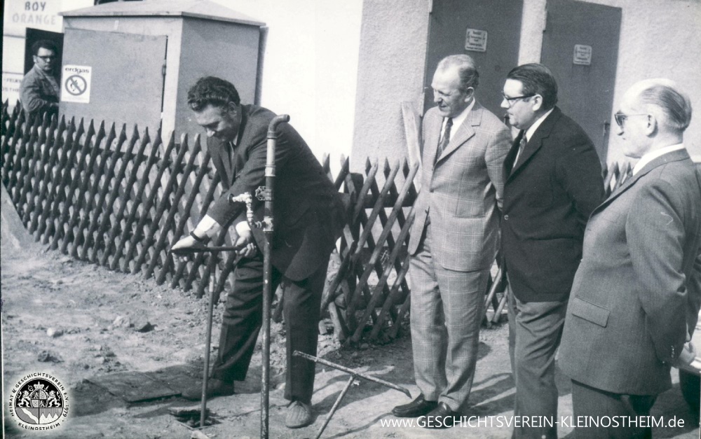 Das heutige Foto zeigt die Inbetriebnahme der Erdgasleitung für Kleinostheim am 20. März 1972. Die Personen sind v.l. Bürgermeister Geißler, Josef Rücker, ein Vertreter der RWE sowie der 2. Bürgermeister Küffner.
