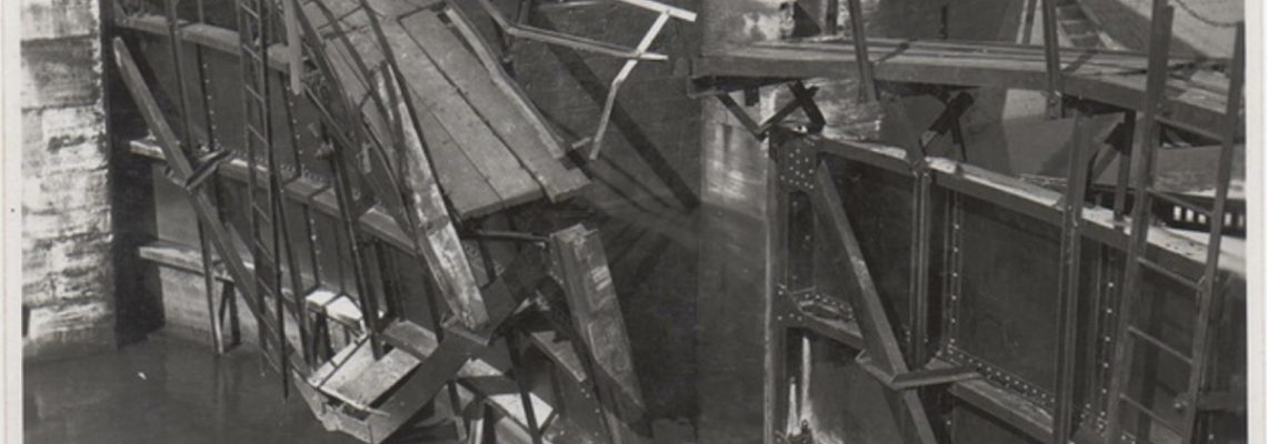 Das Foto zeigt das Tor der alten Schleuse in Kleinostheim, nachdem es 1960 von einem Schiff angefahren worden war.