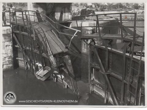 Das Foto zeigt das Tor der alten Schleuse in Kleinostheim, nachdem es 1960 von einem Schiff angefahren worden war.
