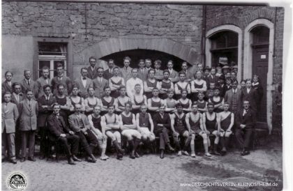Das Foto zeigt den oben erwähnten SV Vorwärts in seiner Anfangszeit um 1922. Auf dem Bild sind sowohl Fußballer als auch Ringer zu sehen.