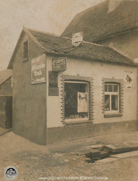 Das Foto von etwa 1925 zeigt den offenen Kanal des Steinbachs vor der Fahrradhandlung.