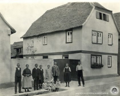 Auch dieses Foto von 1926 zeigt den kanalisierten Steinbach vor dem Haus von Georg Stadtmüller in der heutigen Hanauer Str. 4.