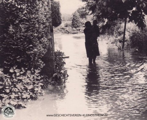 Überschwemmungen gab es auch bei uns früher schon. Das Foto zeigt den über die Ufer getretenen Steinbach nach einem Gewitter vom 6. – 8. Juni 1965.