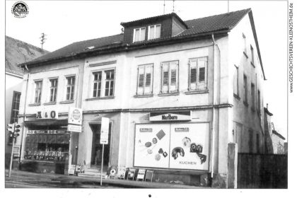 Das Foto zeigt dem Lebensmittelmarkt Vongries im Gebäude der alten Schule. Das Haus wurde wegen des Baus des neuen Gebäudes (VR-Bank) neben der Musikschule abgerissen.