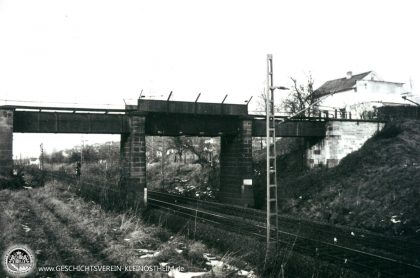 Das Foto zeigt die Überführung des Steinbachs über die Eisenbahn (Beschdamper). Seit 1854 überquerte der Steinbach auf diese Weise die Bahnlinie. Das Bild entstand kurz vor dem Abriss der Brücke, da der Bach nun unter der Bahn durchgeführt wurde.
