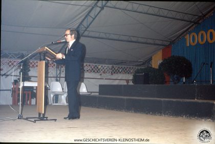 Das Foto zeigt Dr. Günter Wegner bei seinem Vortrag über „Kleinostheim und seine Geschichte“. Dr. Wegner hat aus Anlass der 1000-Jahrfeier auch eine Chronik über Kleinostheims Vergangenheit verfasst.