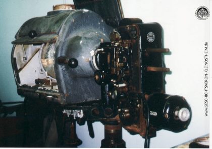 Das Foto zeigt den alten Kinoprojektor aus dem Gasthaus Engel im Zustand von 1999, als der HGV ihn übernommen hatte. (Links die Lichtbogenkiste, rechts die Filmführung.) Cornelius Leitz eröffnete am 31. Oktober 1950 die „Kleinostheimer Gloria-Lichtspiele“ im Gasthaus „Zum Engel“ in der Aschaffenburger Straße. Das Kino hatte ca. 240 Sitzplätze. Der Saal war schräg angelegt und bestand aus drei unterschiedlichen Rängen mit verschiedenen Preisen. Holzstühle kosteten 40 Pfennige und gepolsterte Logenstühle gab es für 80 Pfennige. Zum Hof waren Fenster mit Klappläden, damit zwischen den Vorführungen gelüftet werden konnte. Die Vorführgeräte wurden gebraucht vom Hofgartenkino in Aschaffenburg gekauft. Es wurde mit 2 Vorführgeräten gearbeitet. Das Licht für die Projektion in den Vorführgeräten wurde mit einer Lichtbogenlampe erzeugt und mit einem Spiegel gebündelt. Im Herbst 1962 übernahm Herr Ernst Pfister den Kinobetrieb. Anfang 1966 erschien die letzte Anzeige der „Gloria Lichtspiele“ im Kleinostheimer Mitteilungsblatt. Danach wurde das Kino geschlossen.