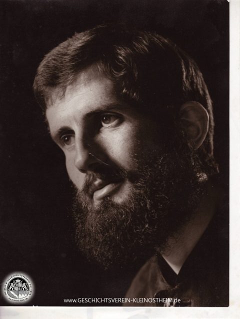 Das Foto zeigt den Vikar Götz von Eglofstein. Er war von 1968 bis 1977 Pfarrer in Kleinostheim. Er war der erste evangelische Pfarrer, der auch in Kleinostheim wohnte.