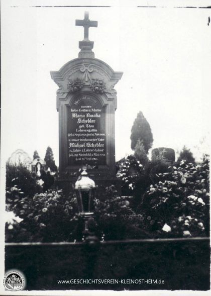 Das Foto zeigt das Grabmal von Lehrer Michael Schebler und seiner Frau Maria, der Tochter von Lehrer Then. Michael Schebler war Erster Lehrer in Kleinostheim von 1884 – 1898, sein Schwiegervater Michael Then war Erster Lehrer von 1858 – 1872. Nach beiden Lehrern sind heute Straßen in Kleinostheim benannt.