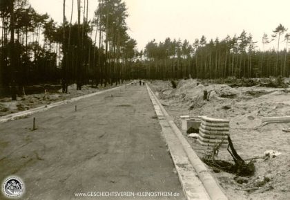Das Foto von 1963 zeigt einen Ausschnitt aus dem Bau der Waldstadt. Zu sehen ist die zukünftige Münchner Straße.