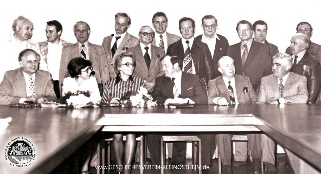 Das Foto zeigt den Gemeinderat Mitte der 1970er Jahre:
Hinten v.l.: Karl Geissler, Walter Reising, Josef Bergmann, Dr. Friedrich Plöger, Helmut Karl, Erich Wieland, Gerwald Lang, Max Brandl, Karl Eizenhöfer, Norbert Leitz, Kurt Geis, Emil Eizenhöfer,
Vorne v.l.: Willi Saalbach, Helga Watzl, Juliane Bräuer, 2. Bgm. Konrad Frieß, Lothar Scherer, Heinrich Müller.
Da Bürgermeister Heinrich Geißler aus gesundheitlichen Gründen in der 2. Hälfte der Legislaturperiode kaum noch an den Sitzungen teilnehmen konnte, wurde er vom 2. Bürgermeister Konrad Frieß vertreten.