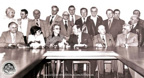 Das Foto zeigt den Gemeinderat Mitte der 1970er Jahre: Hinten v.l.: Karl Geissler, Walter Reising, Josef Bergmann, Dr. Friedrich Plöger, Helmut Karl, Erich Wieland, Gerwald Lang, Max Brandl, Karl Eizenhöfer, Norbert Leitz, Kurt Geis, Emil Eizenhöfer, Vorne v.l.: Willi Saalbach, Helga Watzl, Juliane Bräuer, 2. Bgm. Konrad Frieß, Lothar Scherer, Heinrich Müller. Da Bürgermeister Heinrich Geißler aus gesundheitlichen Gründen in der 2. Hälfte der Legislaturperiode kaum noch an den Sitzungen teilnehmen konnte, wurde er vom 2. Bürgermeister Konrad Frieß vertreten.