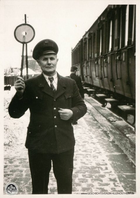 Das Foto zeigt den Bahnbeamten Georg Wieland bei der Zugabfertigung im Jahr 1938. Er war seit 1913 bei der Reichsbahn beschäftigt.