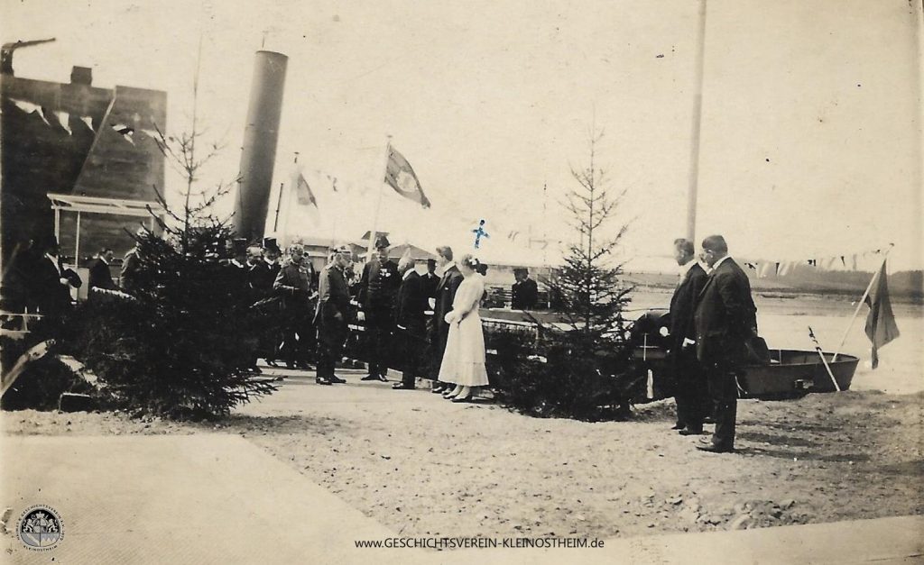 Das Foto zeigt Ludwig III bei der Besichtigung des Schleusenbaus in Kleinostheim am 2.5.1917. Im weißen Kleid Juliana, die Tochter des damaligen Bürgermeisters Markus Lorenz Wienand. Sie überreichte "mit gewählten Worten" dem König einen Blumenstrauß.