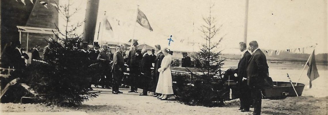Das Foto zeigt Ludwig III bei der Besichtigung des Schleusenbaus in Kleinostheim am 2.5.1917. Im weißen Kleid Juliana, die Tochter des damaligen Bürgermeisters Markus Lorenz Wienand. Sie überreichte "mit gewählten Worten" dem König einen Blumenstrauß.