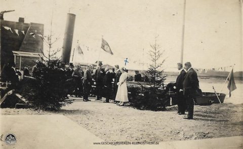 Das Foto zeigt Ludwig III bei der Besichtigung des Schleusenbaus in Kleinostheim am 2.5.1917. Im weißen Kleid Juliana, die Tochter des damaligen Bürgermeisters Markus Lorenz Wienand. Sie überreichte "mit gewählten Worten" dem König einen Blumenstrauß.
