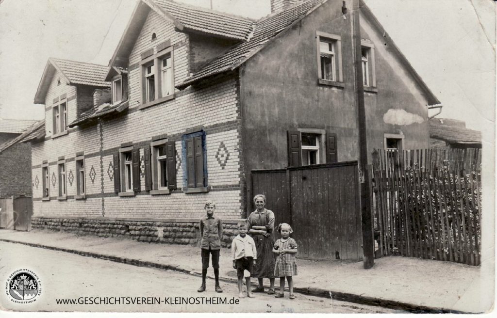 Das Foto zeigt ein Haus in der Bahnstraße (heute Bahnhofstraße) im Jahr 1926. Es handelt sich um das Haus der Familie Leitz.