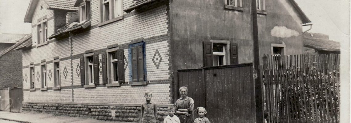 Das Foto zeigt ein Haus in der Bahnstraße (heute Bahnhofstraße) im Jahr 1926. Es handelt sich um das Haus der Familie Leitz.