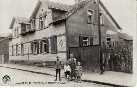 Das Foto zeigt ein Haus in der Bahnstraße (heute Bahnhofstraße) im Jahr 1926. Es handelt sich um das Haus der Familie Leitz.