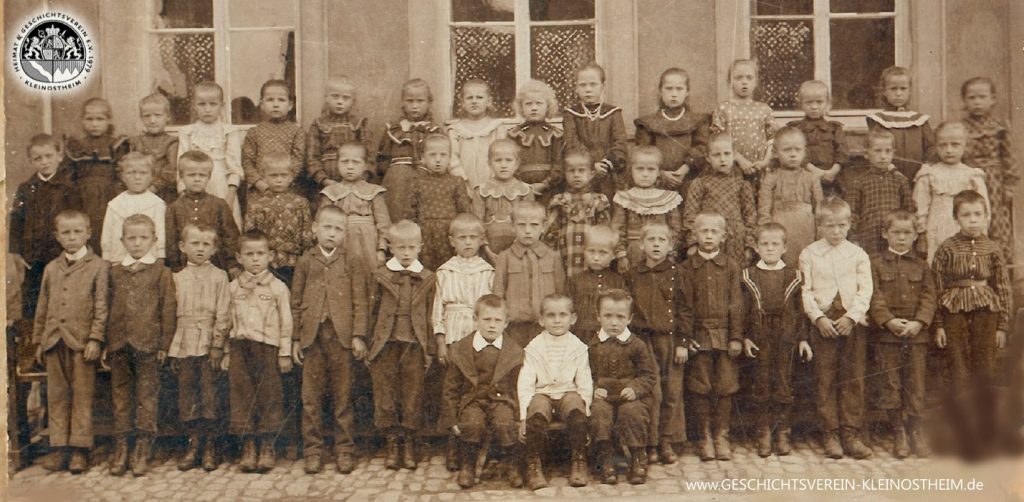 Dies dürfte eines der ältesten Jahrgangsbilder in unserem Archiv sein. Es zeigt den Schul-Jahrgang 1898/99. Sehr viele solche Klassenfotos sind in unseren beiden Fotobänden in unserer Ausstellung in der Geschichtswerkstatt zu sehen.