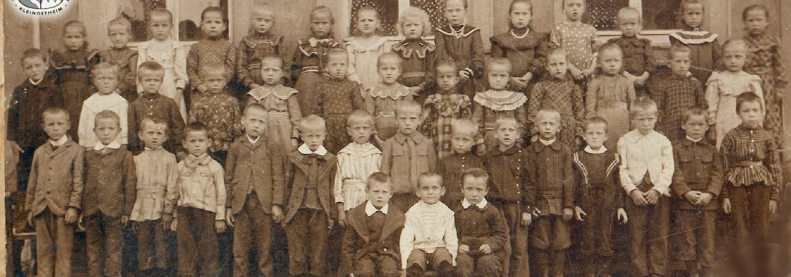 Dies dürfte eines der ältesten Jahrgangsbilder in unserem Archiv sein. Es zeigt den Schul-Jahrgang 1898/99. Sehr viele solche Klassenfotos sind in unseren beiden Fotobänden in unserer Ausstellung in der Geschichtswerkstatt zu sehen.