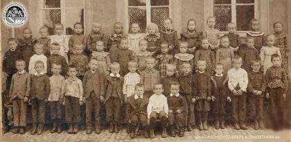 Dies dürfte eines der ältesten Jahrgangsbilder in unserem Archiv sein. Es zeigt den Schul-Jahrgang 1898/99. Sehr viele solche Klassenfotos sind in unseren beiden Fotobänden in unserer Ausstellung in der Geschichtswerkstatt zu sehen.