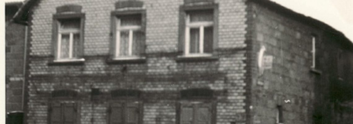 Das Foto zeigt das Haus von Familie Rudolf Wieland in der Aschaffenburger Straße / Ecke Reitergasse. Das Jahr der Aufnahme ist leider nicht bekannt.