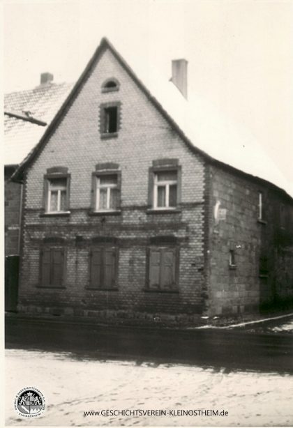 Das Foto zeigt das Haus von Familie Rudolf Wieland in der Aschaffenburger Straße / Ecke Reitergasse. Das Jahr der Aufnahme ist leider nicht bekannt.