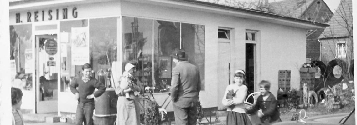 Das Foto zeigt die frühere Esso-Tankstelle der Fam. Reising in der Aschaffenburger Straße. An dieser Stelle entstand 1984 das Feuerwehrhaus, das bis 2014 genutzt wurde.