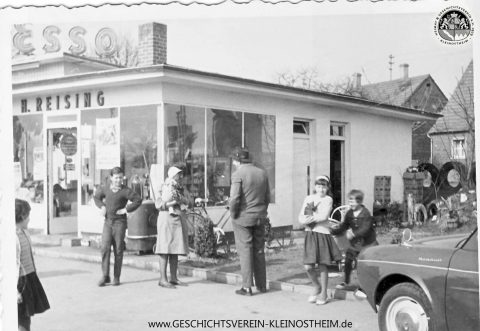 Das Foto zeigt die frühere Esso-Tankstelle der Fam. Reising in der Aschaffenburger Straße. An dieser Stelle entstand 1984 das Feuerwehrhaus, das bis 2014 genutzt wurde.
