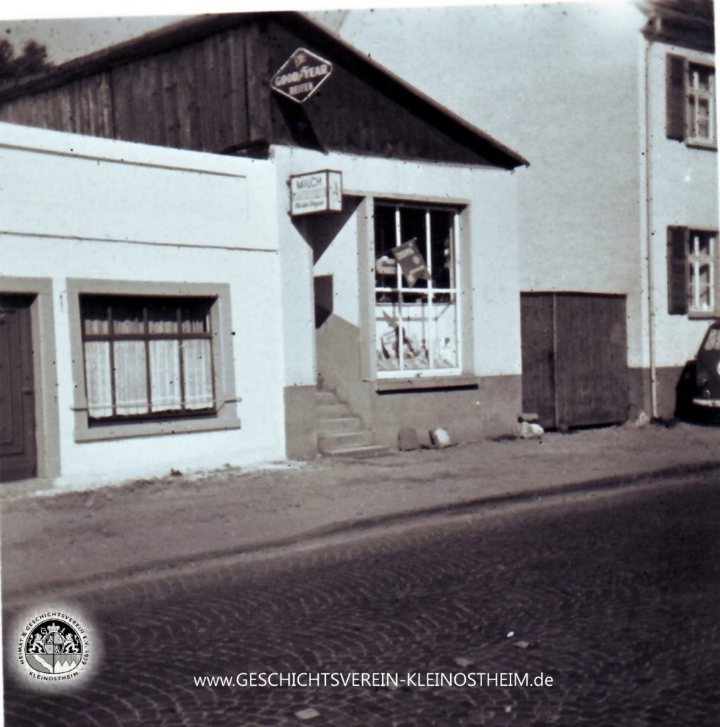 Das Foto zeigt den A & O-Markt von Martha Vongries in der Hanauer Str. 5. Er befand sich dort von 1955 – 1963. Danach zog das Geschäft um in die Aschaffenburger Str. 3 (in das Gebäude der alten Schule), bis das Haus 1993 abgerissen wurde.