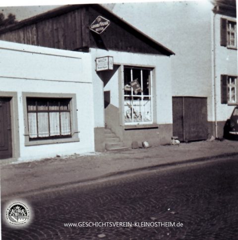 Das Foto zeigt den A & O-Markt von Martha Vongries in der Hanauer Str. 5. Er befand sich dort von 1955 – 1963. Danach zog das Geschäft um in die Aschaffenburger Str. 3 (in das Gebäude der alten Schule), bis das Haus 1993 abgerissen wurde.