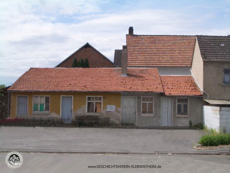 Auf dem Foto ist die ehemalige Milchabsatzgenossenschaft an der heutigen Aschaffenburger Straße zu sehen. Das Gebäude wurde inzwischen abgerissen.
Im Jahre 1933 wurde von einer großen Zahl Landwirten die Genossenschaft gegründet.
Der Zweck der Genossenschaft war der Ankauf der Milch von den Erzeugern und der Verkauf an die Verbraucher.