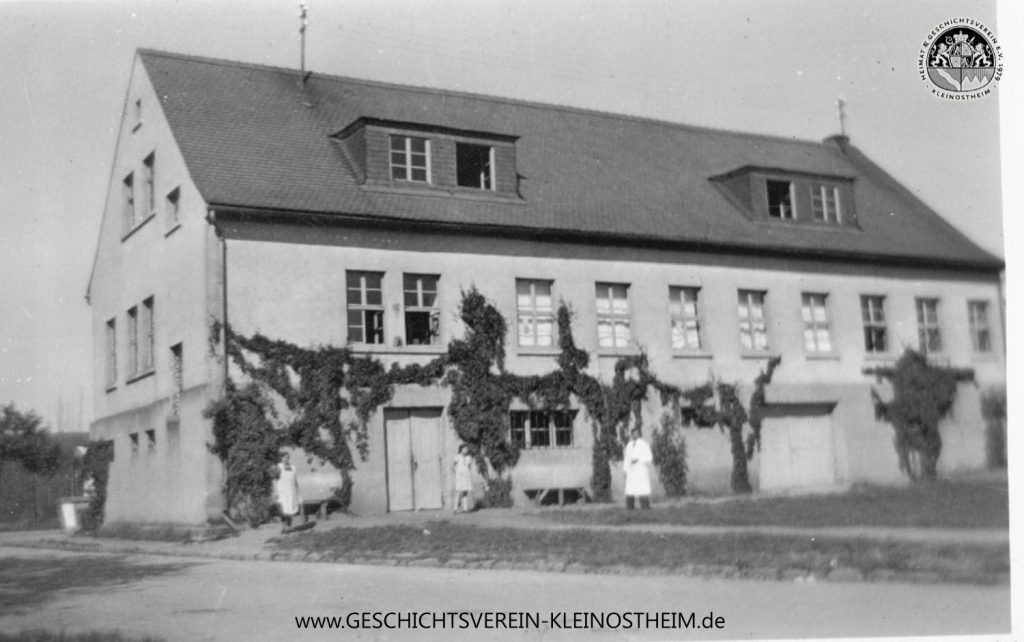 Im Jahre 1931 baute die Gemeinde Kleinostheim auf gemeindeeigenem Gelände an der Ecke Hörsteiner / Schillerstraße die Zigarrenfabrik und verpachtete sie an die Fa. Feibelmann in Mannheim. Das Foto zeigt die Fabrik im Jahre 1938.