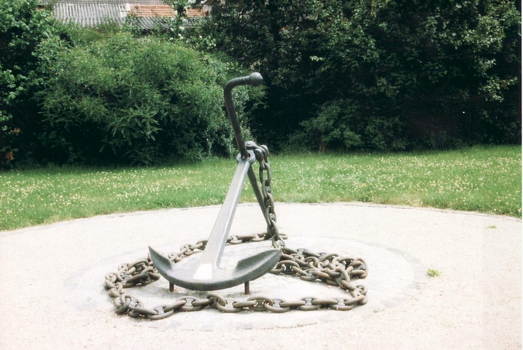 Sicher haben zahlreiche Menschen diesen Anker am Main schon gesehen. Was dahinter steckt, ist aber vielen wohl nicht klar. Er ist ein Geschenk unserer französischen Partnergemeinde Bassens (Gironde) aus Anlass des 15-jährigen Bestehens der Partnerschaft. Die Partnerschaft wurde 1980 in Kleinostheim und ein Jahr später in Bassens besiegelt.