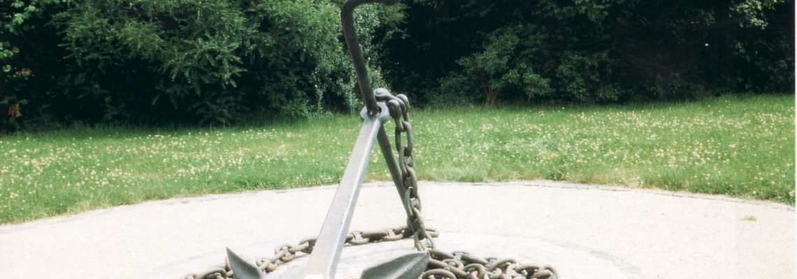 Sicher haben zahlreiche Menschen diesen Anker am Main schon gesehen. Was dahinter steckt, ist aber vielen wohl nicht klar. Er ist ein Geschenk unserer französischen Partnergemeinde Bassens (Gironde) aus Anlass des 15-jährigen Bestehens der Partnerschaft. Die Partnerschaft wurde 1980 in Kleinostheim und ein Jahr später in Bassens besiegelt.
