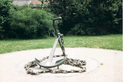 Sicher haben zahlreiche Menschen diesen Anker am Main schon gesehen. Was dahinter steckt, ist aber vielen wohl nicht klar. Er ist ein Geschenk unserer französischen Partnergemeinde Bassens (Gironde) aus Anlass des 15-jährigen Bestehens der Partnerschaft. Die Partnerschaft wurde 1980 in Kleinostheim und ein Jahr später in Bassens besiegelt.