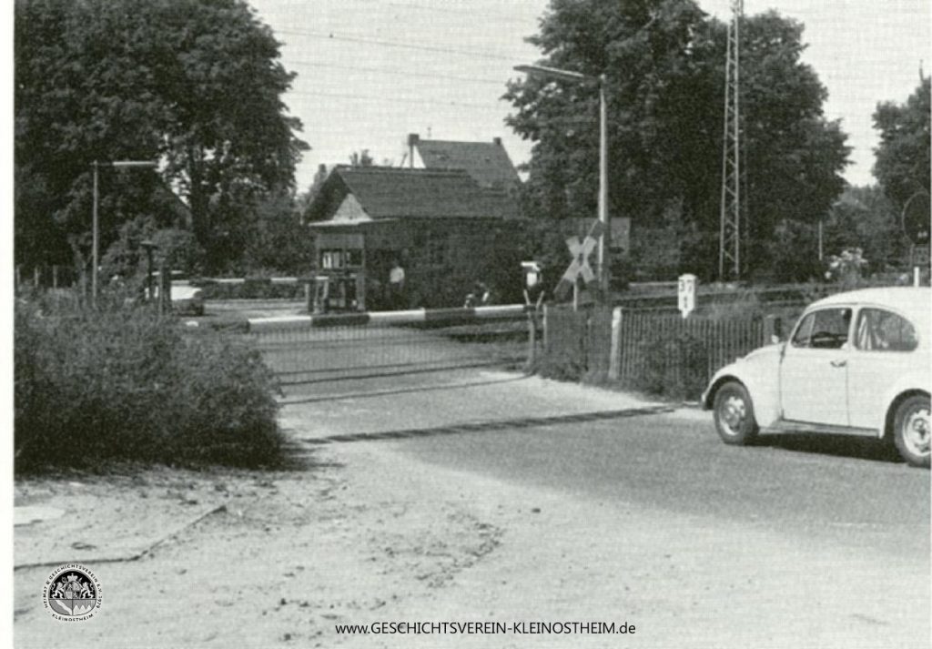 Das Foto zeigt den früheren Bahnübergang in der Bahnhofstraße im Jahr 1972. Er verband den Ort mit dem Wingert. Am 26. Oktober 1973 wurde die Unterführung in der Josef-Hepp-Straße eingeweiht und der Bahnübergang konnte geschlossen werden.