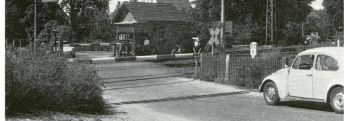 Das Foto zeigt den früheren Bahnübergang in der Bahnhofstraße im Jahr 1972. Er verband den Ort mit dem Wingert. Am 26. Oktober 1973 wurde die Unterführung in der Josef-Hepp-Straße eingeweiht und der Bahnübergang konnte geschlossen werden.