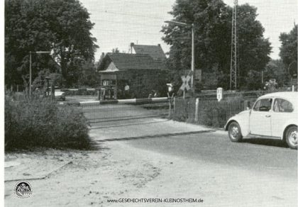 Das Foto zeigt den früheren Bahnübergang in der Bahnhofstraße im Jahr 1972. Er verband den Ort mit dem Wingert. Am 26. Oktober 1973 wurde die Unterführung in der Josef-Hepp-Straße eingeweiht und der Bahnübergang konnte geschlossen werden.