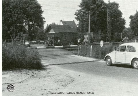 Das Foto zeigt den früheren Bahnübergang in der Bahnhofstraße im Jahr 1972. Er verband den Ort mit dem Wingert. Am 26. Oktober 1973 wurde die Unterführung in der Josef-Hepp-Straße eingeweiht und der Bahnübergang konnte geschlossen werden.